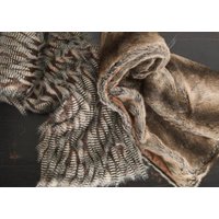 Graue Kunstpelz Decke Grau Federn Schwarz Feder Rustikale Wohnkultur Neues Zuhause Geschenk Graue Kunstpelz Decke Grau Federn Schwarz Feder Rustikale Wohnkultur Neues Zuhause Geschenk von TheCowPelt