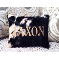 Personalisiertes Initial Rindsleder Kissen Monogramm Buchstabe Bestickt Kinderzimmer Dekor Baby Geschenk von TheCowPelt