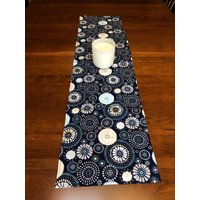 Boho Blumen Blau Tischläufer | Indigo/Creme Tischwäsche Muster Leinen Tischspitze Marine /Weiß von TheCozyCabinGoods