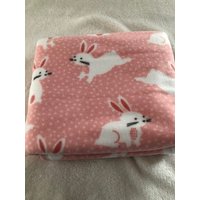 Bunny Soft Lush Snuggle Frühling Doppelseitige Fleece | Osterhasen Decke |Baby Geschenk|Geburtstag|Gemütlicher Weicher Rosa Weißer Häschen Überwurf von TheCozyCabinGoods