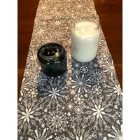 Schneeflocke Tischläufer Grau Weiß | Handgemachte Tischspitze Weihnachtsdeko Holiday Table Topper Winter Schneeflocken Country Charm von TheCozyCabinGoods