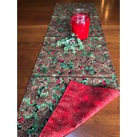 Tannenzapfen Und Beeren Weihnachten Reversible Sparkle Rot Tischläufer | Wendbare Glitzer Schrank Topper|Urlaub |Winter Dekor von TheCozyCabinGoods