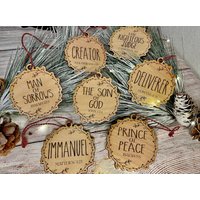 Die Namen Gottes Graviertes Holzverzierungs-Set - Weihnachtsverzierungs-Set Set Von 25 von TheCozyLantern