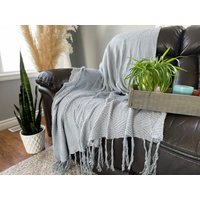 Hellblaue Weiche Strickdecke Für Couch, 100% Baumwolle, Wohnzimmerdecken, Gemütliches Dekor, Leichte Decke, Gemütliche Schlafzimmerdecken von TheCozyLifeCo