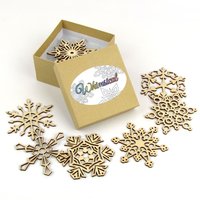 Wunderliche Sammlung Von 8 Lasergeschnittenen Schneeflocken Ornamenten Aus Holz in Geschenkbox Wunderliche Sammlung Von 8 Lasergeschnittenen Schneeflocken Ornamenten Aus Holz in Geschenkbox von TheCraftySmiths