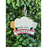Chef Hut Ornament | Hand Personalisiert Keramik Food Lover Geschenk Weihnachtsverzierung Handgeschrieben Baumverzierung Chef Bäcker von TheCrazyOrnamentLady