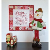 Hand Stickerei Mini Patchwork Quilt, Dekor in Rot Und Weiß, Wichtel Weihnachtsgeschenk von TheCreativeCatByAna