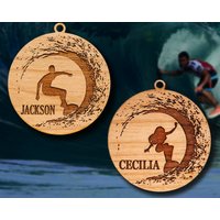 Hölzernes Surfer-Ornament von TheCreativeEngraver