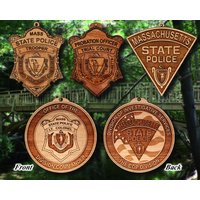 Personalisierte Hölzerne Massachusetts Sp Abzeichen Oder Schulter Patch Hängende Verzierung von TheCreativeEngraver