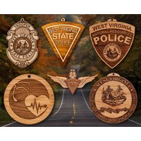 Personalisierte Hölzerne Wv State Police Abzeichen Weihnachtsverzierung von TheCreativeEngraver