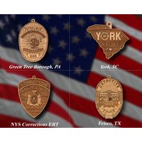 Personalisierte Polizei Schild Oder Schulter Patch Ornament Aus Holz 3 von TheCreativeEngraver