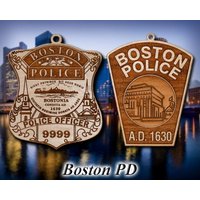 Personalisierter Hölzerner Boston-Polizeischild Oder Schulter-Patch-Weihnachtsverzierung von TheCreativeEngraver