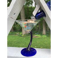 Vogelfutterhaus Aus Himmelblauer Wodka-Flasche & Kobaltblauem Martini-Glas Füllen Sie Die Flasche Mit Samen Und Das Martini-Glas Wird Automatisch von TheCreatureComforts