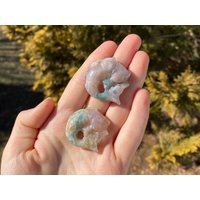 Blumen Achat Koi Fisch Skulptur Handgeschnitzte Kristallschnitzerei von TheCrystalHoard