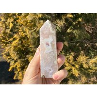 Blumen Achat Turm | Kirschblüten Achatspitze Mit Bänderung von TheCrystalHoard