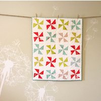 Pinwheels Krippe Größe Quilt in Enchant Drucke von TheDandyPatch