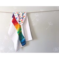 Regenbogen Federn Krippendecke Regenbogen Federn Krippendecke von TheDandyPatch