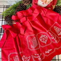 Mid Century 1960S Rote Nadelspitzen Bestickte Weihnachtsschürze von TheDanishDandelion