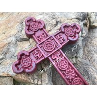 Kreuz, Wandkreuz, Kruzifixwand, Kreuzwanddekor, Handgemacht, Jahrestag, Glaube, Christliches Geschenk, Metallkreuz, Gusseisen, Rote Geschenke, Ostern von TheDecadentDivaDecor