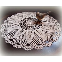 Ecru/Natur HäkeldeckchenMulti-Petaled Blume Mit Hübschen Gewelltem Rand17-Zoll-Tabelle Topper - Kostenloser Versand von TheDelicateStitch