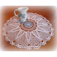 Häkeldeckchen Sie in Weiß - Multi-Petaled Blume Mit Hübschen WellenschliffTabelle Topper 18-1/2" von TheDelicateStitch