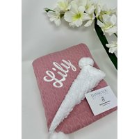 Gestickte Zopfmuster Pom Decke - Personalisierte Babydecke Jungen/Mädchen Baby Geschenk Andenken Babyparty Neue Ankunft Neugeborenes von TheDistinctiveZebra