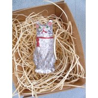 Dresdner Papier Weihnachtsanhänger Grau Getigerte Kätzchen Katze Mit Roter Box Dekoration Dresdner Papier Weihnachtsanhänger Grau Getigerte Kätzchen Katze Mit Roter Box Dekoration von TheDresdenCottage