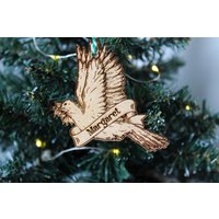 Christbaumschmuck Taube Olivenholz Lasergravur Gravur Rustikaler Holzname Personalisiert Baumschmuck Irisch von TheDribblyYak