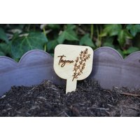 Holz Gravierte Kräuter Pflanzenstecker Etiketten Gemüse Garten Rustikal Namen Illustration Frühling Pflanz Geschenk Veg Bett Unikat Custom von TheDribblyYak