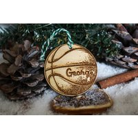 Personalisierte Basketball Weihnachten Sport Ornament Holz Custom Bauble Laser Graviert Rustikaler Holzname Personalisiere Baum Dekoration Irish Nba von TheDribblyYak