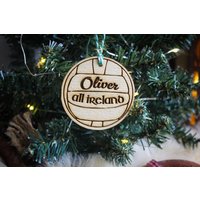 Personalisierte Gaelic Ball Weihnachtsverzierung Gaa Sport Holz Custom Christbaumkugel Lasergravur Rustikaler Holzname Baumdekoration Irish von TheDribblyYak