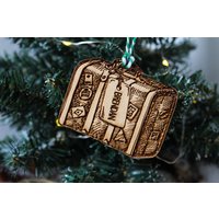 Personalisierte Reise Weihnachten Ornament Koffer Holz Benutzerdefinierte Christbaumkugel Laser Graviert Rustikal Name Personalisiert Dekoration von TheDribblyYak