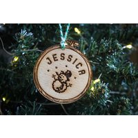 Personalisierte Stickerei Weihnachtsschmuck Stickrahmen Nadel Handwerk Geschenk Benutzerdefinierte Christbaumkugel Graviert Rustikale Holz von TheDribblyYak