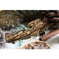 Personalisierte Vintage Flugzeug Weihnachtsverzierung Holz Benutzerdefinierte Christbaumkugel Lasergravur Rustikaler Holzname Personalisierter von TheDribblyYak