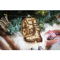 Personalisierte Wandern Weihnachtsverzierung Wanderschuhe Hügel Wanderer Geschenk Benutzerdefinierte Christbaumkugel Graviert Rustikale Hölzerne von TheDribblyYak