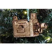 Personalisierter Filmer Weihnachten Ornament Filme Kamera Holz Benutzerdefinierte Kugel Laser Graviert Rustikale Filming Baum Dekoration von TheDribblyYak