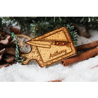 Personalisierter Koch Weihnachtsschmuck Schneidebrett Holz Lasergravur Rustikaler Holzname Personalisiere Dekoration Irisch Personalisierter Koch Weihnachtsschmuck Schneidebrett Holz Lasergravur Rustikaler Holzname Personalisiere Dekoration Irisch von TheDribblyYak