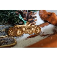 Personalisierter Rennwagen Vintage Weihnachtsornament Racing Holz Custom Bauble Laser Graviert Rustikal Personalisiert Baum Dekoration Irisch von TheDribblyYak