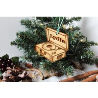 Personalisierter Schallplattenspieler Weihnachtsschmuck Lp Vinyl Sammler Holz Custom Bauble Laser Graviert Rustikal Name Baum Dekoration Irisch von TheDribblyYak