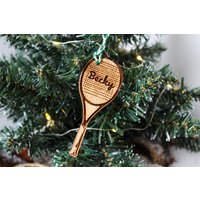 Personalisierter Tennis Weihnachtsschmuck Tennisschläger Holz Lasergraviert Rustikaler Holzname Personalisiert Baum Dekoration Irisch von TheDribblyYak
