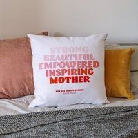 Ermächtigte Frau Personalisierte Kissen | Ideales Geschenk Zum Muttertag, Oma, Tante, Schwester, Freundin Geburtstag, Fernverkehr von TheDriftingBearCo