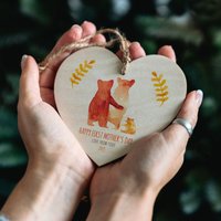 Personalisierte Erste Muttertag Hölzerne Bärenfamilie Herzdekoration von TheDriftingBearCo