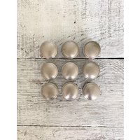 Vintage Möbelknäufe Aus Gebürstetem Silber 9Er Set Vintage Möbelknäufe Aus Gebürstetem Silber 9Er Set von TheDustyOldShack