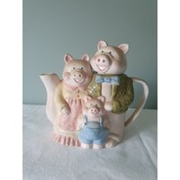 Lustige Vintage Neuheit Teekanne Mit Schweinen Glückliche Familie in Bunten Kleidern Gekleidet von TheDustyPawVintage