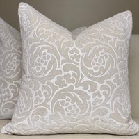 Ein Paar Floral Swirl Cream Cut Samt Designer Kissenbezug Mit Unsichtbarem Reißverschluss 20x20 von TheFabricGirlsStore