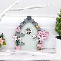 Feentür in Salbeigrün Und Pink von TheFairyCourtyard