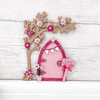 Pink Bunting Fairy Door Mit Blütenbaum Wandkunst von TheFairyCourtyard