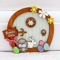 Salbeigrüne Osterhasen-Feen-Tür Handgefertigte Osterdeko von TheFairyCourtyard
