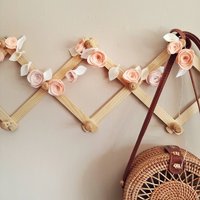 Handgemachte Filz Blumengirlande | Weitere Farben Erhältlich - Filzrosen Pfirsich Rosa Burgunder Fuchsia Ammer Wandbehang Handgemachte Filz Blumengirlande | Weitere Farben Erhältlich - Filzrosen Pfirsich Rosa Burgunder Fuchsia Ammer Wandbehang von TheFeltCove