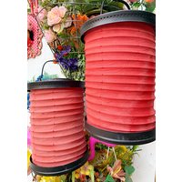 Red Akkordeon Canvas Laterne Hängen Metall Teelicht Kerzenhalter 2Er-Set von TheFlamingoMeadow